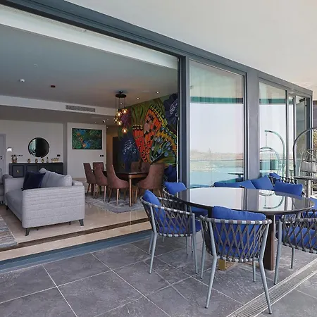 Elegant Luxurious Sea View شقة *